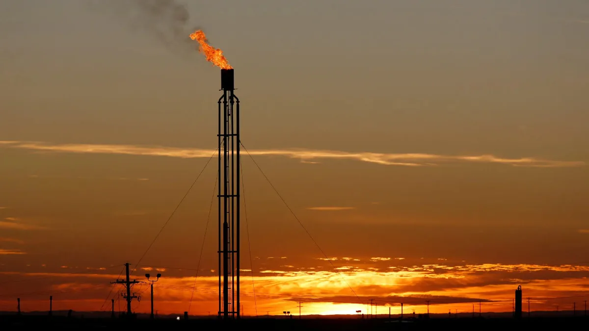 Torre de produção de petróleo ao pôr do sol